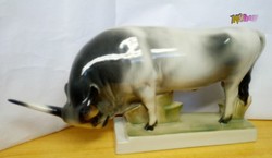 Zsolnay szürkemarha öklelő bika, Sinkó András szobrászművész tervei alapján az 1950-s évekből.