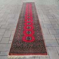 Kézi csomózású Pakisztáni bokhara szőnyeg. 380x80cm.