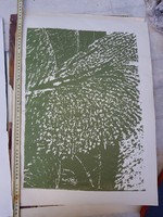 Somlai Vilma linómetszet alkotása vastag, nagy papírra