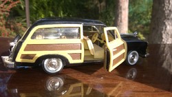 Ford woody wagon 1949 1:24 model car - excellent condition