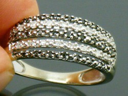 Csodás gyűrű,fehér és fekete gyémántokkal 