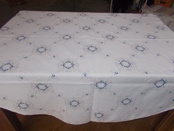 Szépséges régi hófehér kerek damaszt asztalterítő kézi hímzéssel