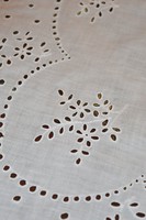 Négyzetes, fehér, batiszt alapon madeira hímzéses asztalközép, terítő (65 x 72 cm)