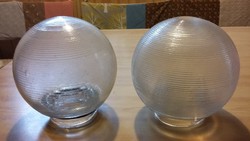 Két régi üveg gömb lámpabúra, búra