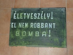 Világháborús "Fel nem robbant bomba!" tábla Tatabánya