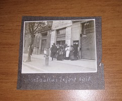 Antik fotó, kép: "Sorbaállás tejért 1916" a Budapesti Központi Tejcsarnok épületénél