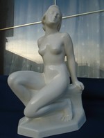 Hatalmasnak  mondható majolika ülő akt szobor hibátlan darab 34 cm