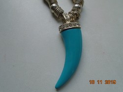 Türkíz tigrisfog medál,talizmán,ezüstözött Swarovski kristály foglalatban és gyűrűvel,kígyó láncon