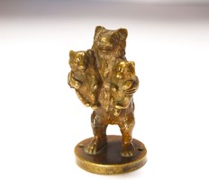 Medve bocsaival,régi bronz miniatűr.