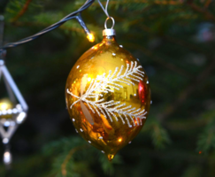 Retro aranyszínű üveggömb karácsonyfadísz - fenyőág mintás karácsonyfa dísz - karácsonyi dekoráció