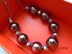 Fazettált és sötét ezüst színű Swarovski  nagy gyöngyökből fűzött láncos nyakék