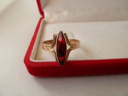 Arany gyűrű piros kővel
