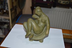 Jelzett terrakotta női akt figura