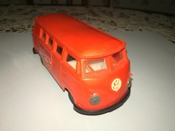 Piros színű VW lendkerekes kisbusz