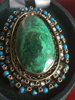Medál hatalmas csiszolt malachittal-925-ös ezüstben,türkizzel gyöngyökkel