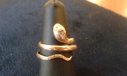 Kígyós női arany gyűrű 14K brillel