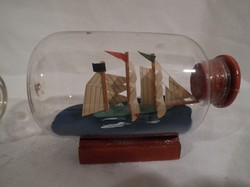 Üveg - nagyon pici - benne fa hajó - 6 x 3,5 cm - fa állványon - hibátlan  