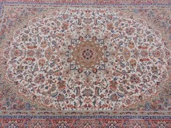 Perzsa szőnyeg  sűrű mintázatú,vastag. Szakadás mentes, fotók szerinti állapotban.