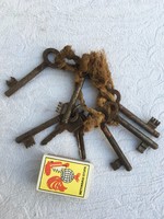 6 darab régi kulcs - fém kulcs , pincekulcs , kapukulcs 