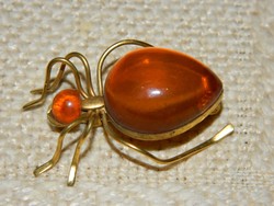 Aranyozott borostyán köves pók alakú bross.