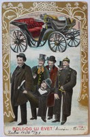 Szecessziós újévi képeslap, 1906: Férfiak ünnepi öltözetben, a háttérben üres kocsival