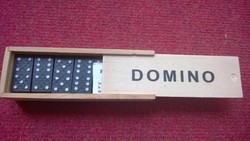 Új-dominó fa dobozban