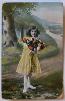 Üdvözlőlap 1914-ből: kislány virággal, vidéki tájban