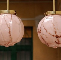 Art deco réz mennyezeti lámpa pár - különeges formájú márványozott rózsaszín búra