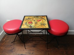 Lukács Zsuzsa kovácsoltvas kerámia lapos asztal + 2db retro puff jelzett 1986 -ban készült asztalka