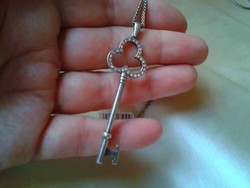 6.5 cm ezüst kulcs (medál) és lánc.Új