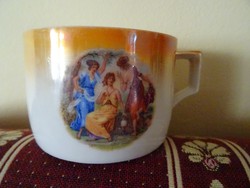 Viktoriánus jelenetet ábrázoló Zsolnay csésze.