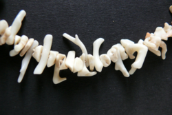 Creamy white branchy coral necklace, with yarn assembly, length: 52 cm