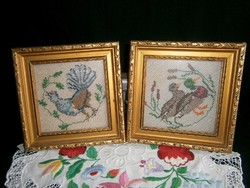 2 db régi keresztszemes hímzéssel készült pávás és kacsás kép aranyozott keretben 