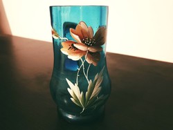 Virággal díszített Világháború előtti kézműves pohár