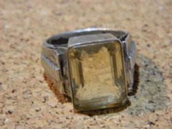 Egyedi készítésű ezüst köves pecsétgyűrű.