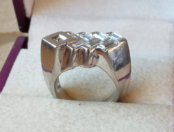 Modern, különleges kialakítású ezüst gyűrű ragyogó ékkövekkel