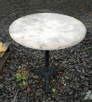Öntöttvas asztal márvány asztallappal
