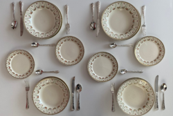 Négy személyes teríték, Sarreguemines tányérok és WM Rogers and Son evőeszközök szettben