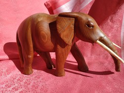 Fából faragott elefánt