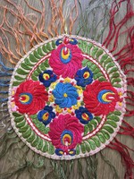 Régi Matyó mintás kézi hímzett  selyemszállal varrt kör alakú terítő 
