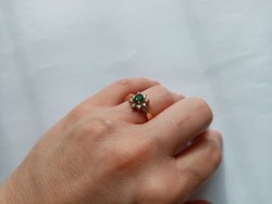 Fémjelzett 585 14 karátos arany gyűrű zöld és fehér kövekkel (68)