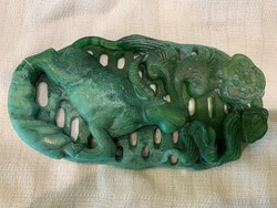 Zöld jádekő faragvány bivallyal