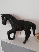 Bőr ló szobor