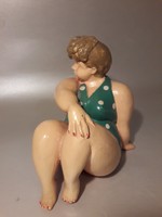 Vintage strandoló napozó fürdőruhás nő szobor