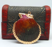 Aranyozott szegélyű fésű kagyló medál​