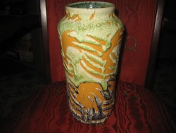 Retró    váza  ,a  60 -  as évekből  ,  szép állapot  12 x 25 cm