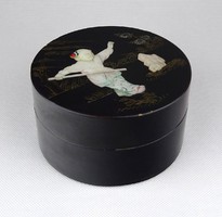 1A293 Régi fekete kínai kagyló berakással díszített lakkdoboz 11 cm