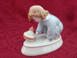 Zsolnay porcelán, figurális szobor. Búgócsigával játszó gyermek. Hossza: 16 cm. Vanneki!