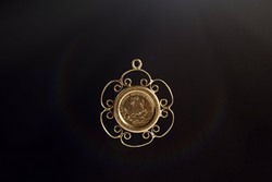 Sárkányölő Szent Györgyöt ábrázoló A1-es jelzésű arany medál, régi.