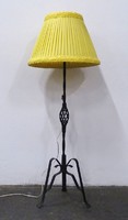 C630 Régi szép csavart díszes kovácsoltvas állólámpa sárga ernyővel 132 cm
